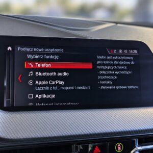 Меню подключения устройства BMW с пунктом Apple CarPlay на польском языке