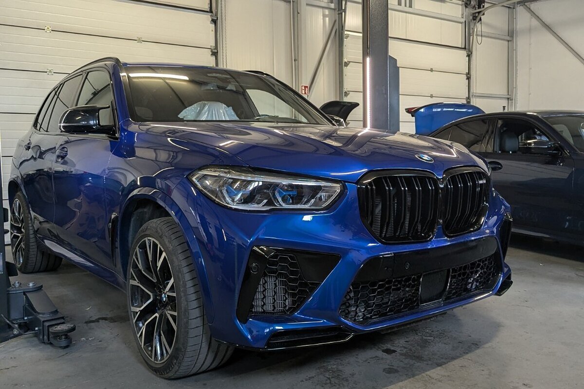 Blue BMW X5 M Competition F95 at the BavELab workshop