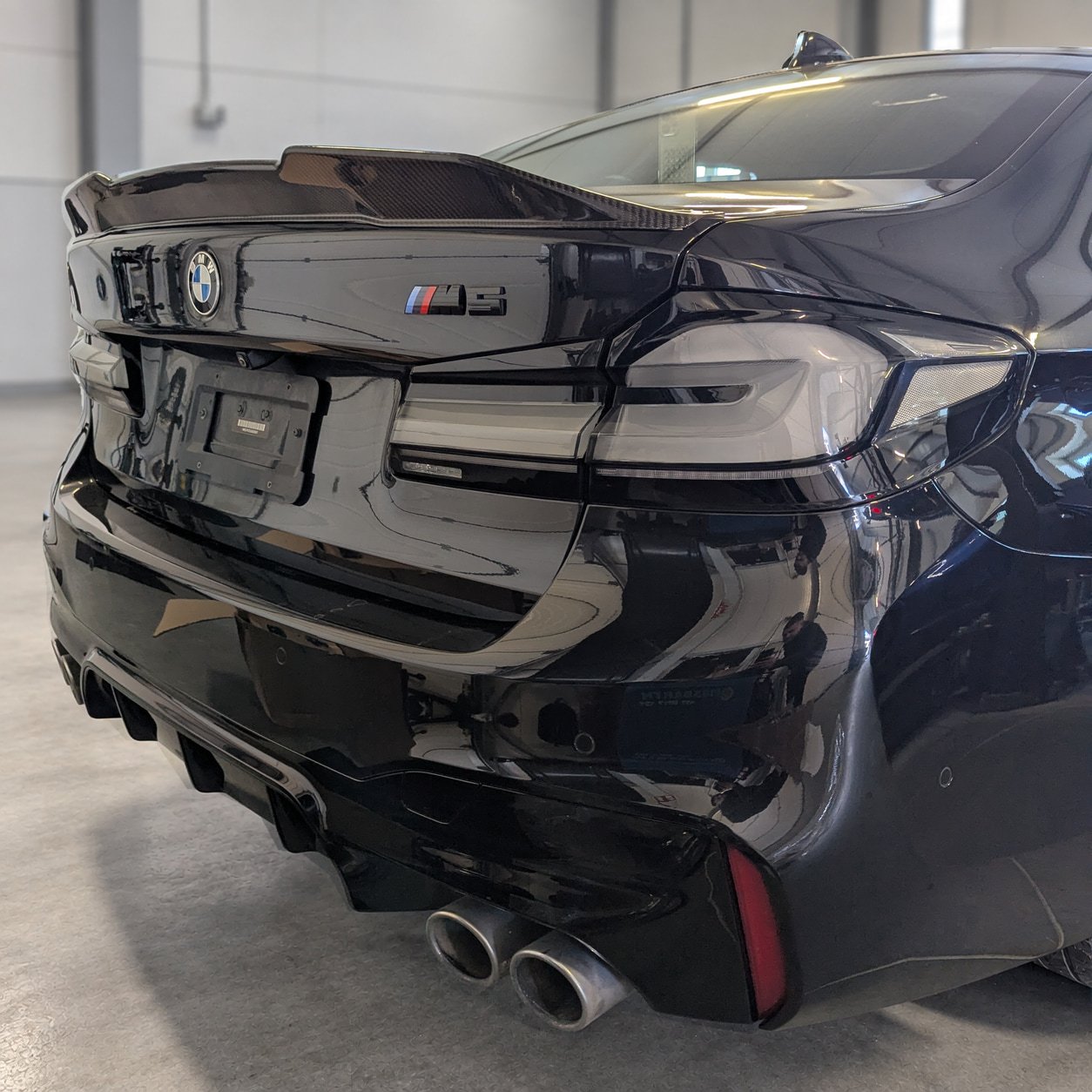 Tył czarnego BMW z emblematem M5