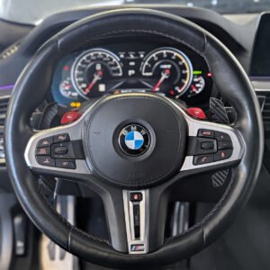 Kierownica BMW M5 F90 z czerwonymi przyciskami M1 i M2