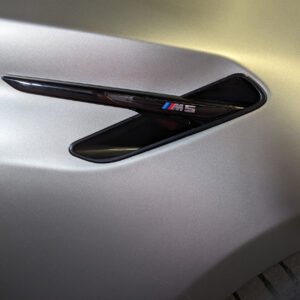 Boczny emblemat M5 na przednim błotniku srebrnego BMW M5 F90