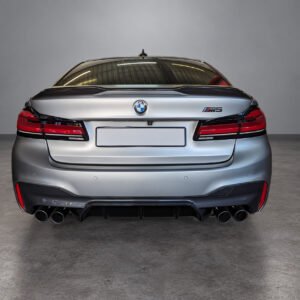 Srebrne BMW M5 F90 widziane z tyłu