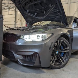 Przód BMW M3 F80 z otwartą maską