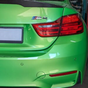 Tył zielonego BMW M4 F82 z emblematem M4