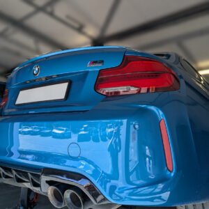 Tył niebieskiego BMW M2 F87