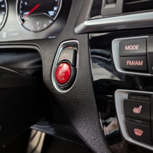 Przycisk uruchamiania silnika we wnętrzu BMW M2