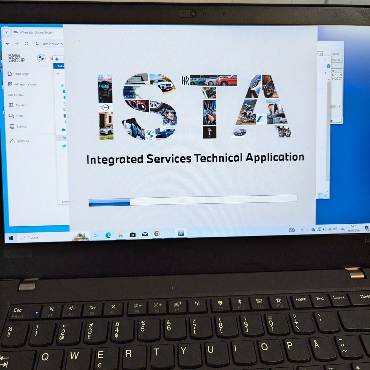 Laptop z napisem ISTA na ekranie