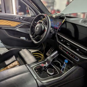 Салон BMW M с подключённым диагностическим оборудованием